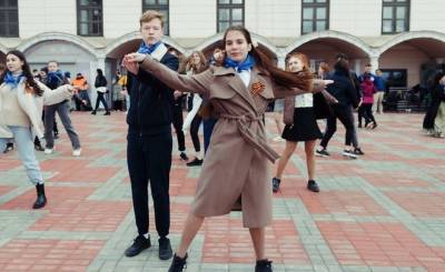 В Казани 150 волонтеров и школьников станцевали «Вальс Победы»