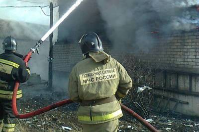 В Ростовской области дотла сгорела нежилая постройка