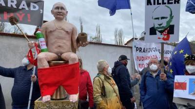 Путин на золотом унитазе: "Ночных волков" встретили протестом в Чехии – фото и видео