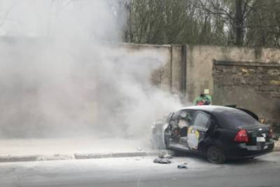 В Одессе иномарка врезалась в забор и загорелась, водитель погиб