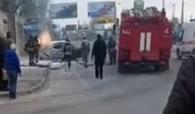 В Одессе такси с пассажиркой влетело в забор и загорелось, видео: всё закончилось трагически