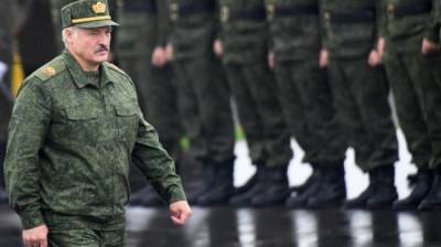 Стали известны имена силовиков, которых Лукашенко лишил званий