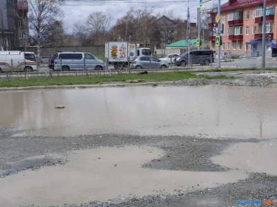 Лужа у ярмарки затопила парковку в Южно-Сахалинске