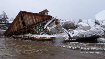 Мощный ледоход на Амуре унес и разрушил магазин