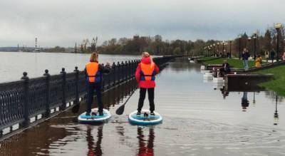 "Это новый вид туризма": ярославцы катаются по затопленной набережной на серфах