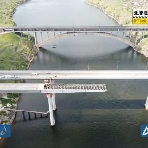 Строительство запорожских мостов: завершен второй этап надвижки и идет подготовка к монтажу второй секции. Фото
