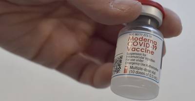Гинцбург назвал странным решение признать вакцину от Moderna лучшей в мире