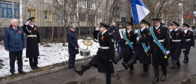 В Мурманске коллектив ДК «Первомайский» и кадеты поздравили ветерана концертом