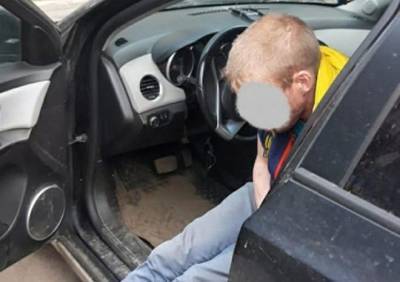 В Рязани пьяный мужчина уснул в чужой машине