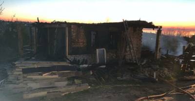 В Саратове женщина с двумя детьми погибла в пожаре в частном доме