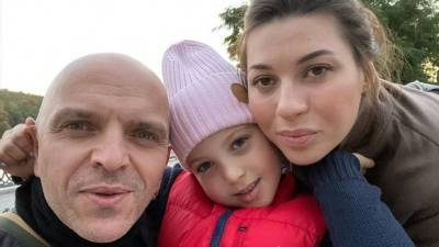 Маленькой дочери солиста «Непары» Александра Шоуа вырезали опухоль у виска