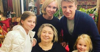 Без макияжа и локонов: Ягудины запечатлели 74-летнюю Тарасову в домашней обстановке