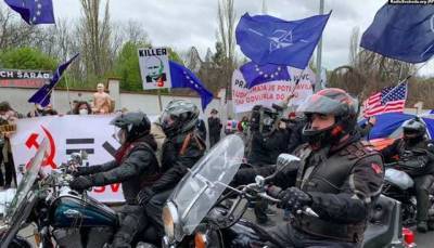 Мотопробег сторонников русского мира в Праге встретили протестующие с Путиным без штанов