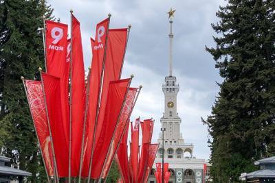 Более 1,3 тысячи праздничных плакатов украсили столицу в честь Дня Победы