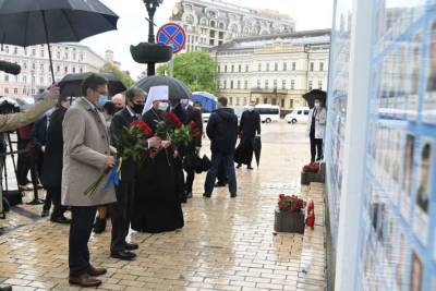 Блинкен возложением цветов почтил память погибших за Украину (ФОТО)