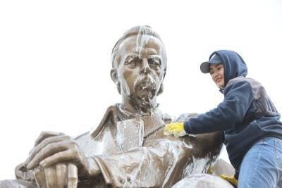 Студенты радиофака УрФУ традиционно помыли памятник Попову в преддверии Дня радио