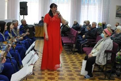 Артисты луганской филармонии подарили ветеранам песни военных лет