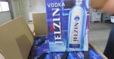 ФОТО. В грузовике обнаружили 2880 бутылок контрабандной водки
