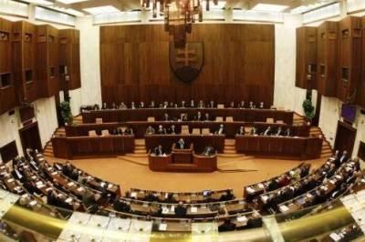 Наказание за нарушение карантина: вице-спикер парламента Словакии лишился должности из-за посещения кафе