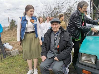 В Ленобласти «Волонтёры Победы» устроили концерт для ветерана ВОВ