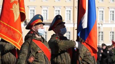 Петербуржцев призвали носить маски во время Дня Победы