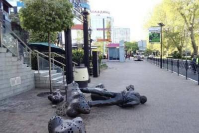 Хулиганы опрокинули скульптуру Рыжего из «Иванушек» в Сочи