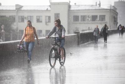 Эксперт рассказала об опасности прогулок под дождем