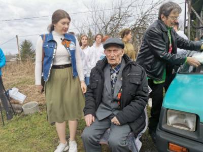В Ленобласти активисты поздравили ветерана ВОВ, прошедшего всю войну