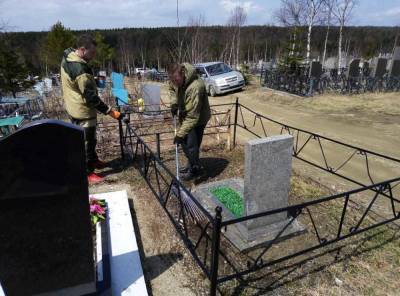 В Корсаковском районе приводят в порядок воинские захоронения
