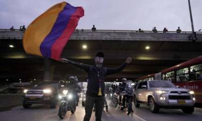 В Колумбии протестующие пытались прорваться на заседание Конгресса: чиновников эвакуировали