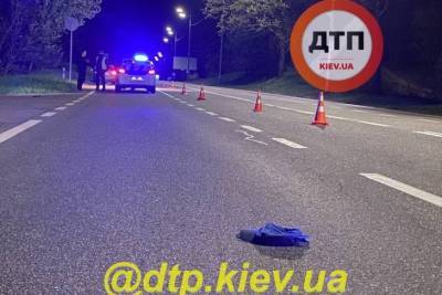 В Киеве авто на скорости снесло мужчину: водитель скрылся с места