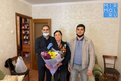 Дагестанские активисты поздравляют ветеранов и узников концлагерей в преддверии Дня Победы