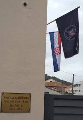 В Хорватии забросали яйцами католический приход с флагом...