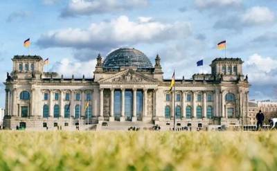 Парламент Германии одобрил послабления для привитых от коронавируса и выздоровевших