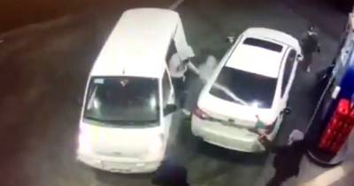 В Чили водитель на АЗС отбился от грабителей, используя заправочный пистолет (видео)