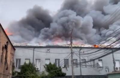 Огненное ЧП в Виннице: горит офисный центр, есть жертвы - все спасатели подняты по тревоге. Видео