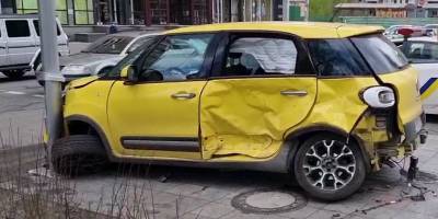 В Киеве на бульваре Леси Украинки произошло серьезное ДТП: Fiat от удара выкинуло на тротуар, где стоял пешеход - видео - ТЕЛЕГРАФ