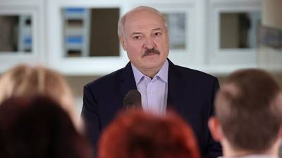 Лукашенко призвал ужесточить права и обязанности госслужащих на военный манер