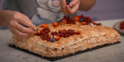 Как приготовить торт Наполеон из слоенного теста и заварного крема без яиц - рецепт Лизы Глинской - видео - ТЕЛЕГРАФ