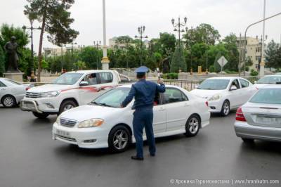 В Ашхабад перестали пропускать автомобили из регионов. Этим пользуются столичные таксисты