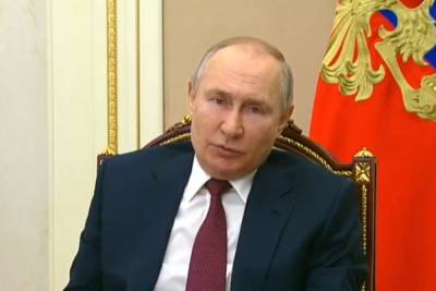 Путин предложил начать вакцинировать россиян на дачах