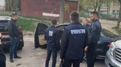 Во Львове на взятке задержали полицейского