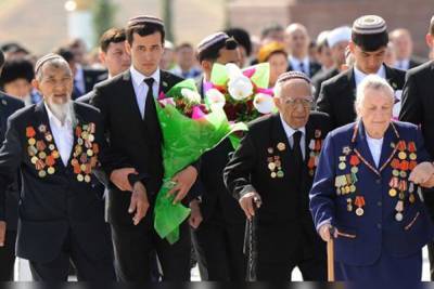 В Туркменистане ветераны оплатят себе президентские подарки