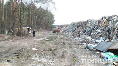На Киевщине полиция прикрыла несанкционированную мусорную свалку
