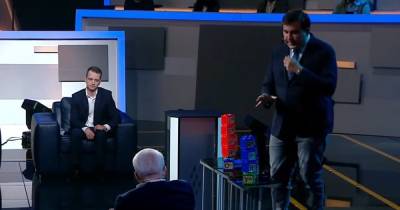 Саакашвили на кубиках показал, как крадут бюджет в Украине (видео)