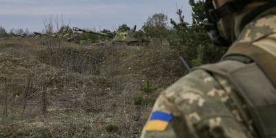 На Донбассе в результате прицельного обстрела погиб украинский военный, еще один ранен