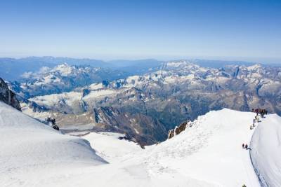 Спасатели эвакуировали с Эльбруса альпиниста с симптомами горной болезни