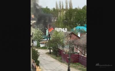 Пожарные спасают частные дома в Липецке от огня с бесхозной постройки