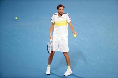 Даниил Медведев не смог выйти в четвертьфинал теннисного турнира в Мадриде