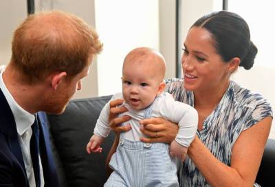 Королевская семья публично поздравила сына принца Гарри и Меган Маркл с 2-летием